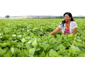 A produtora Uilma de Fátima Pereira Oliveira, de 50 anos, foi um dos agricultores de Planaltina atendidos com o preparo da terra para o plantio.