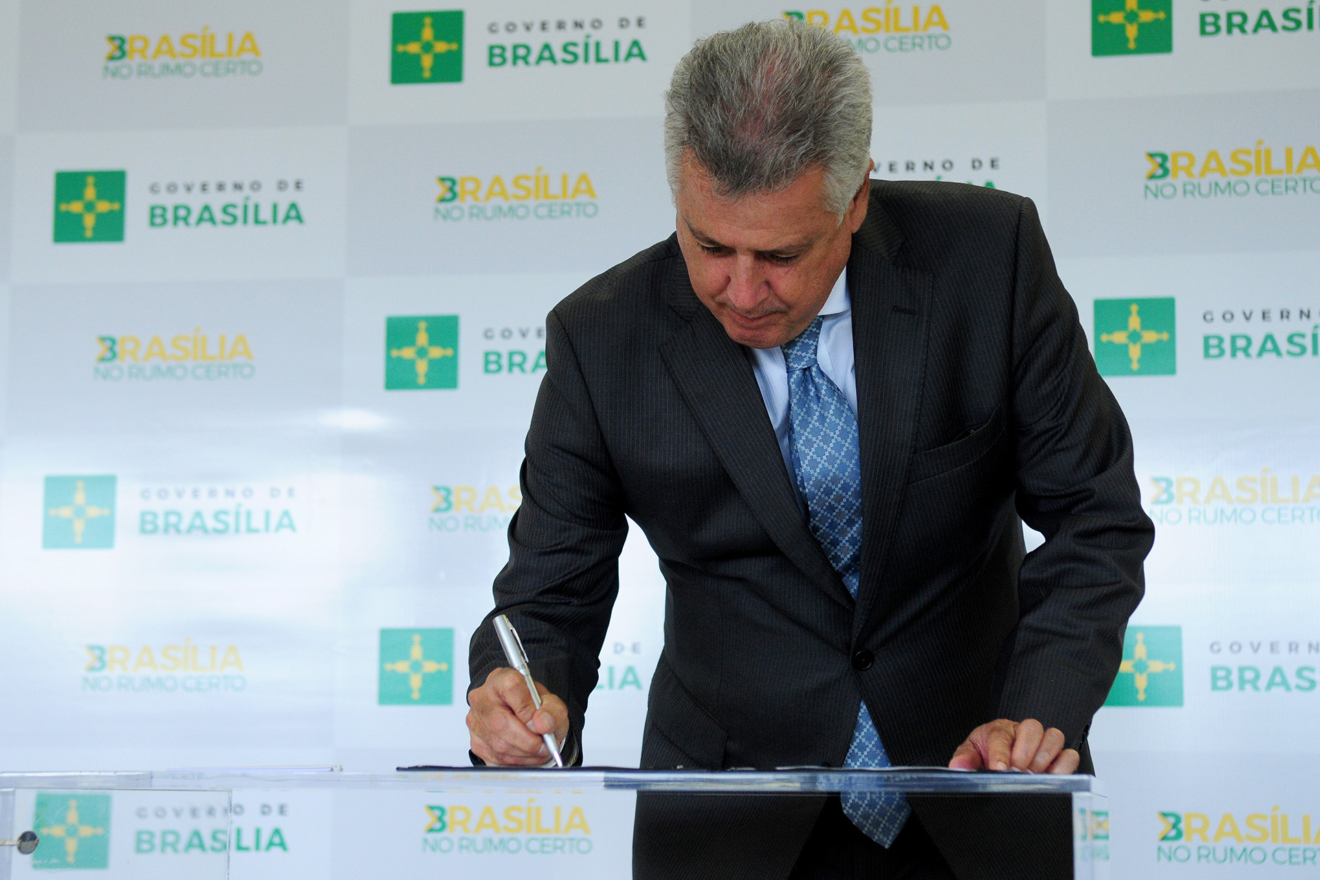 O governador Rodrigo Rollemberg assinou nesta quarta-feira (22), decreto que regulamenta o prazo para grandes geradores assumirem a gestão dos resíduos sólidos.