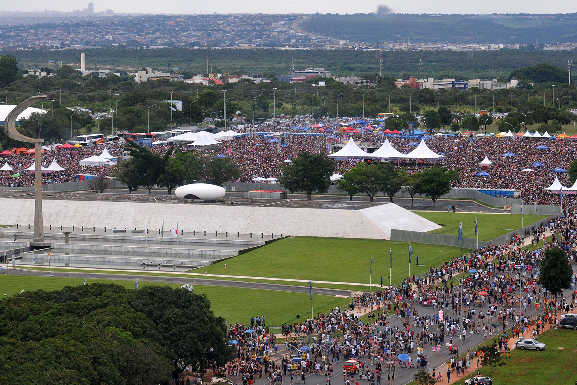 Mais de 160 mil foliões lotaram a Praça do Cruzeiro no bloco Babydoll de Nylon.
