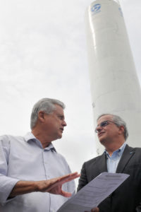 O presidente da Caesb, Maurício Ludivice, e o governador Rodrigo Rollemberg. Ao fundo a caixa d'água do sistema de abastecimento.