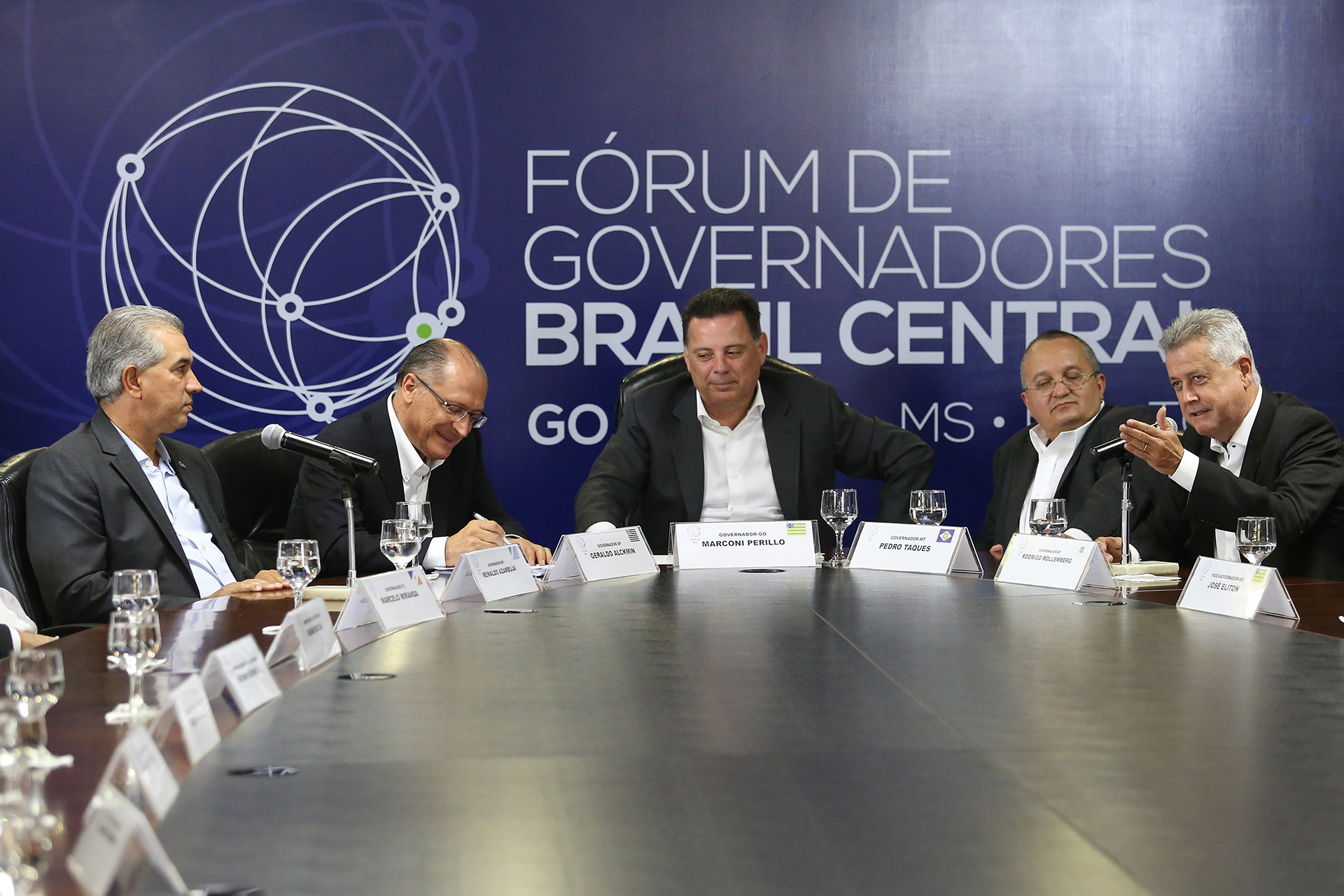 Os governadores de Tocantins, Marcelo Miranda; de São Paulo, Geraldo Alckmin; de Goiás, Marconi Perillo; de Mato Grosso, Pedro Taques; e de Brasília, Rodrigo Rollemberg