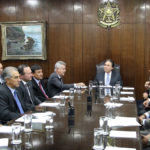O governador de Brasília, Rodrigo Rollemberg, e chefes de Executivo integrantes do Fórum Permanente dos Governadores em reunião com o presidente do Senado Federal, Eunício Oliveira (PMDB-CE).