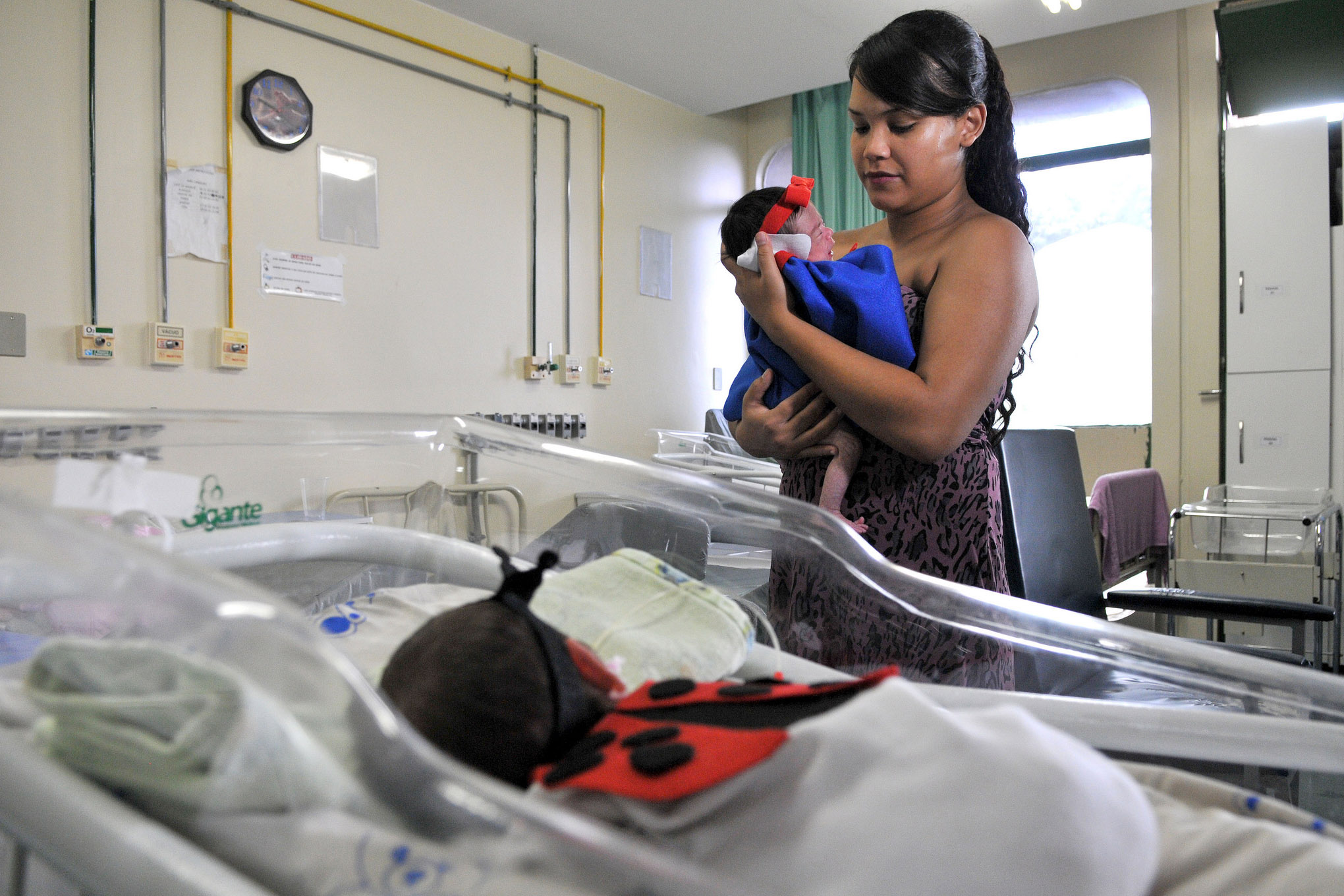 Raelem Aguiar, de 22 anos, fantasiou a filha Lara, que completa 2 meses em março, de Branca de Neve. A bebê nasceu com 33 semanas e é acompanhada na unidade neonatal do HRT.