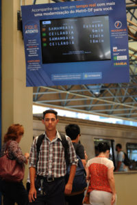 Rômulo Santiago, de 24 anos, utilizou os painéis de horários na Estação Águas Claras.