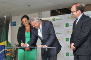 A colaboradora do governo Márcia Rollemberg; o governador Rodrigo Rollemberg; e o representante do UNFPA Brasil, Jaime Nadal.