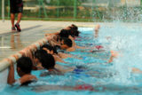 Crianças em aula de natação no Centro Olímpico da Estrutural.