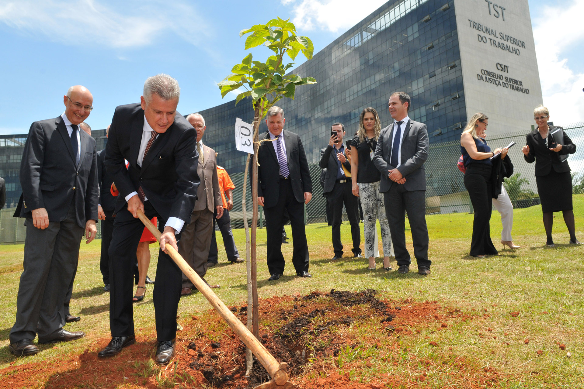 O governador de Brasília, Rodrigo Rollemberg, participou do plantio na manhã desta terça-feira (7), nas proximidades do Tribunal Superior do Trabalho (TST)