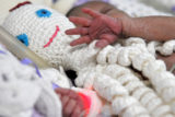 Os polvos, feitos em crochê e manta siliconada são utilizados em fase experimental na UTI Neonatal do Hospital Regional de Santa Maria.