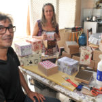 O casal de artesãos Jerry da Silva, de 50 anos, e Silvânia Carneiro, de 48, receberam nesta quarta-feira (29) carta de crédito do Prospera.