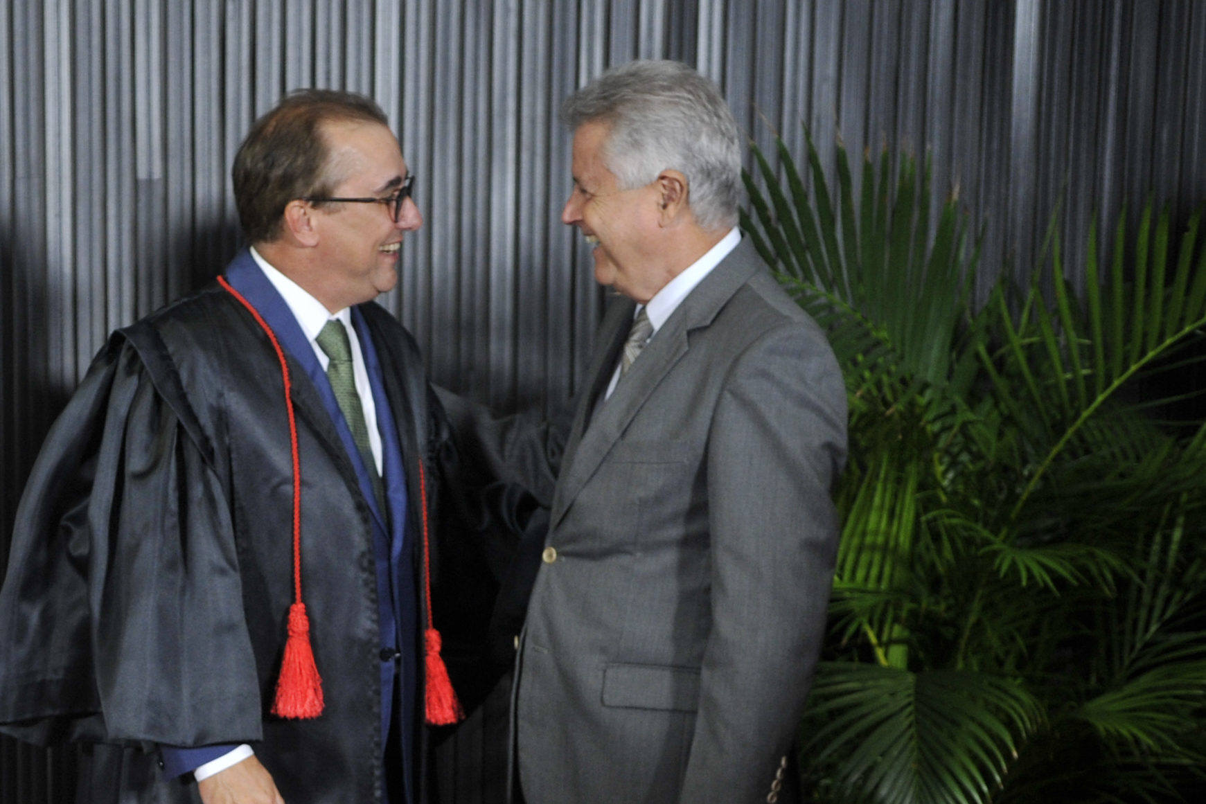 O ministro empossado, Admar Gonzaga Neto, recebe os cumprimentos do governador de Brasília, Rodrigo Rollemberg.