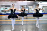 Corpo de Baile do Estúdio Passos da Dança apresentou Cisne Negro aos passageiros na Estação Galeria, no Plano Piloto.