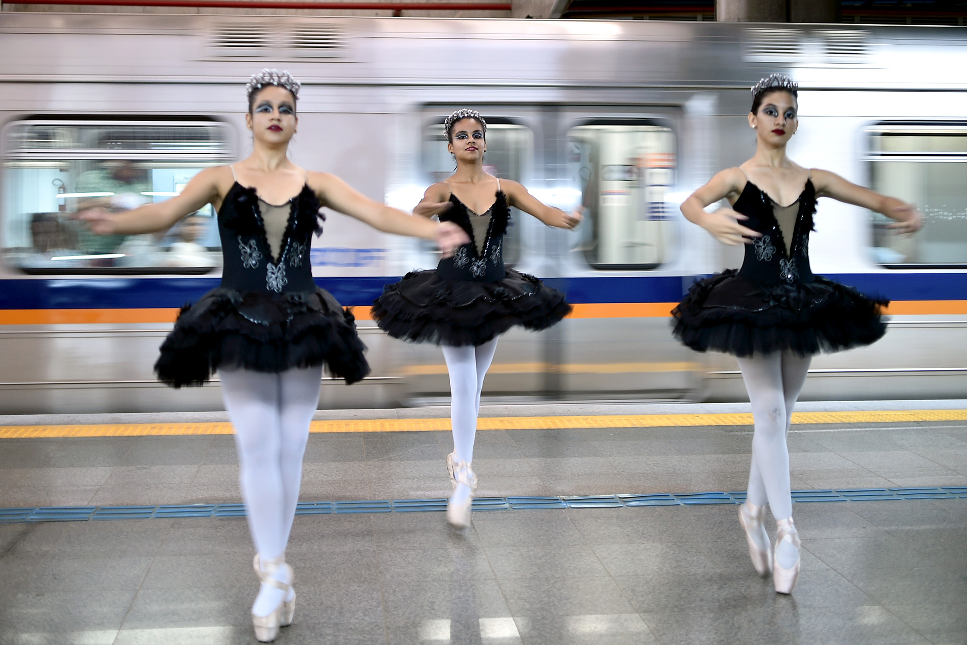 Corpo de Baile do Estúdio Passos da Dança apresentou Cisne Negro aos passageiros na Estação Galeria, no Plano Piloto.
