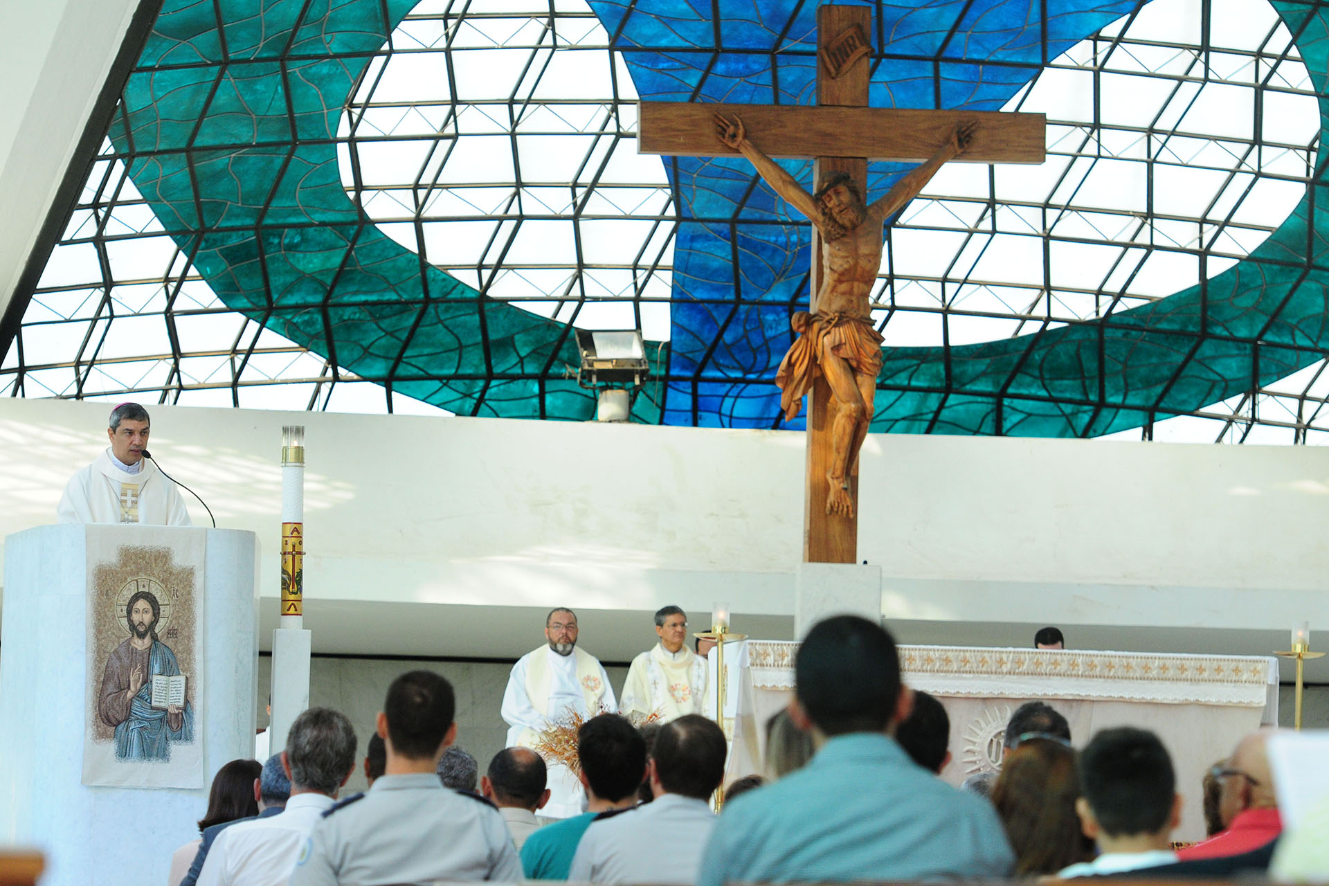 Missa de celebração pelo aniversário de 57 anos de Brasília foi celebrada pelo bispo auxiliar de Brasília, dom Marcony Ferreira.
