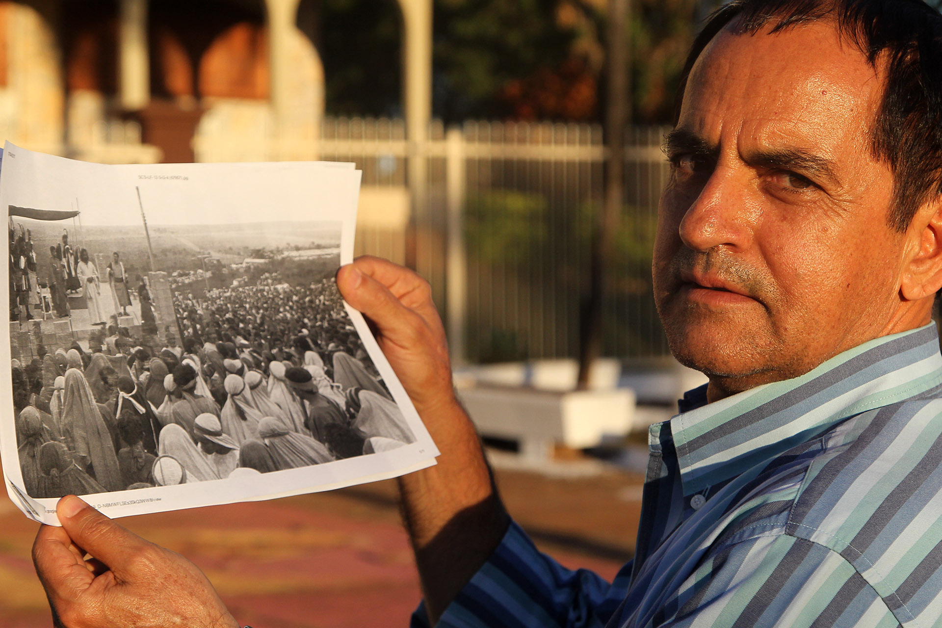 Mauro Lúcio da Silva Campos, de 63 anos, foi o primeiro voluntário a interpretar Jesus Cristo. Nas mãos, imagens dele duranta a encenação no Morro da Capelinha nos anos de 1987 e 1988.