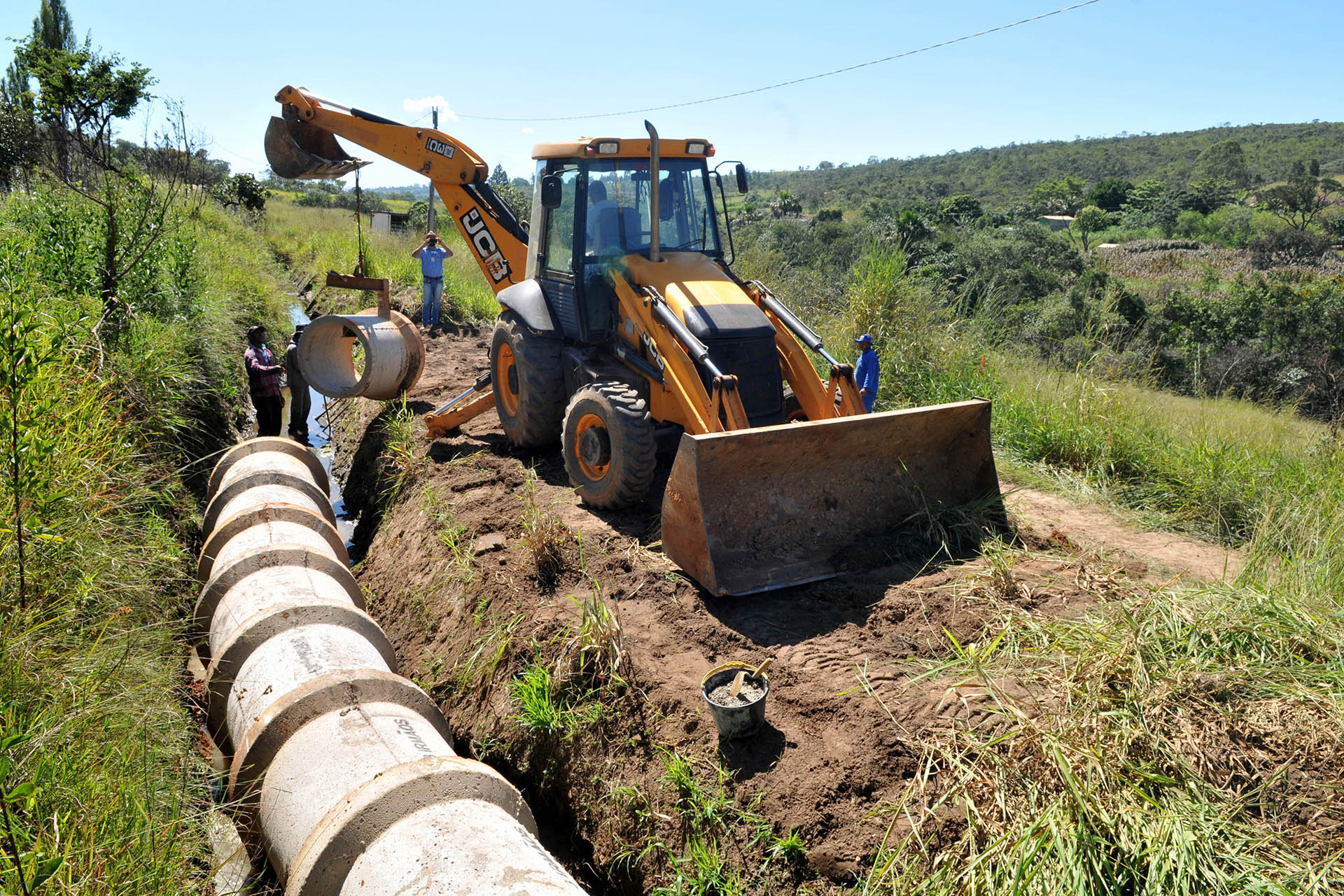 Um trecho de 30 metros do canal do Rodeador, em Brazlândia, começou a ser recuperado nesta terça-feira (11).