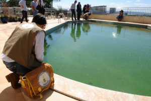Agente da Vigilância Ambiental faz vistoria na piscina do Hotel Saint Peter, no último dia 19.