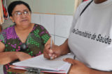 A autônoma Marinalva Silva de Almeida, de 62 anos, recebeu um agente comunitário de saúde em casa. A visita integra a conversão da nova política de atenção primária do DF.