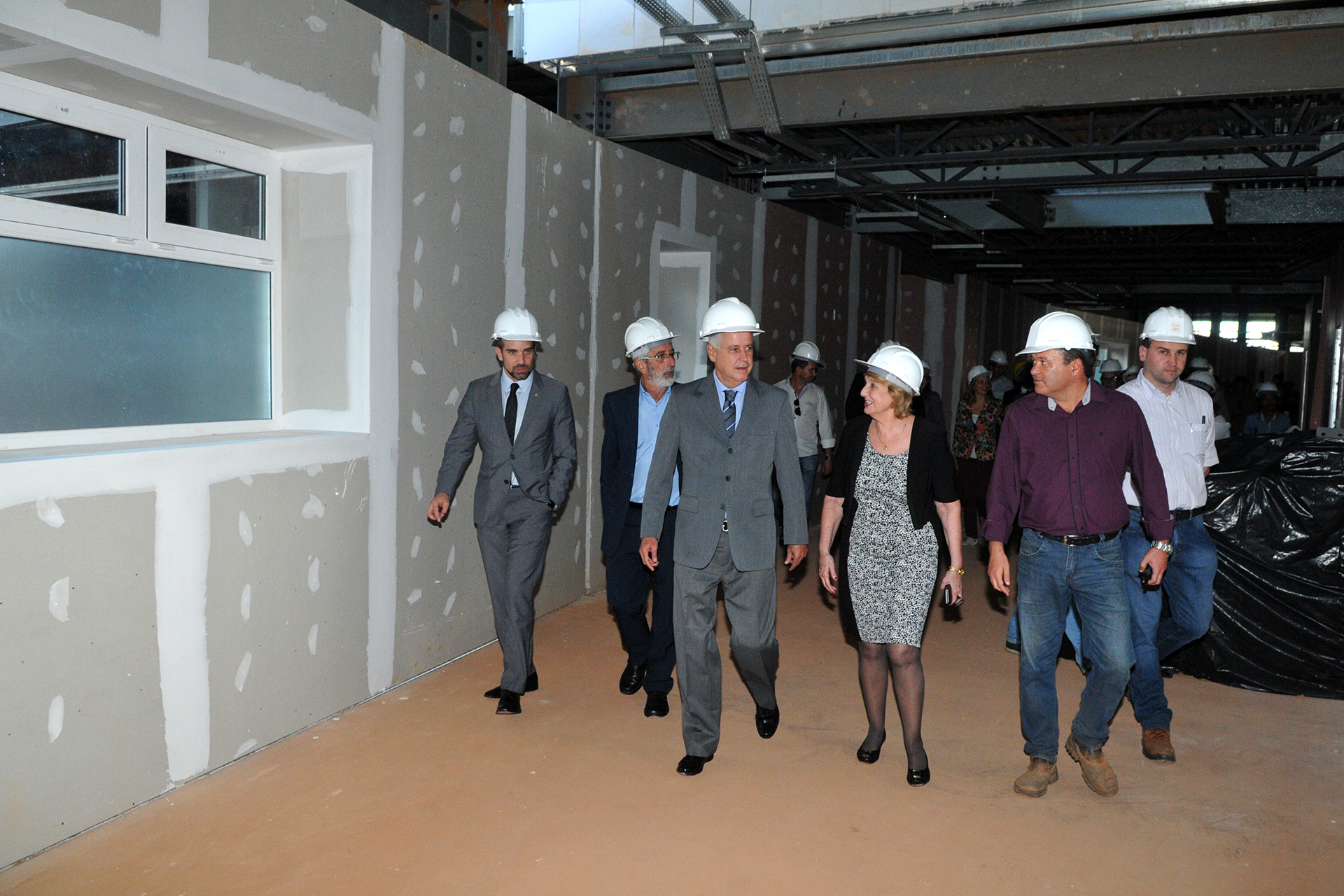 O governador Rodrigo Rollemberg em visita às obras da nova ala do Hospital da Criança.