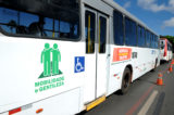 Ônibus da TCB já têm adesivos da campanha Mobilidade e Gentileza.