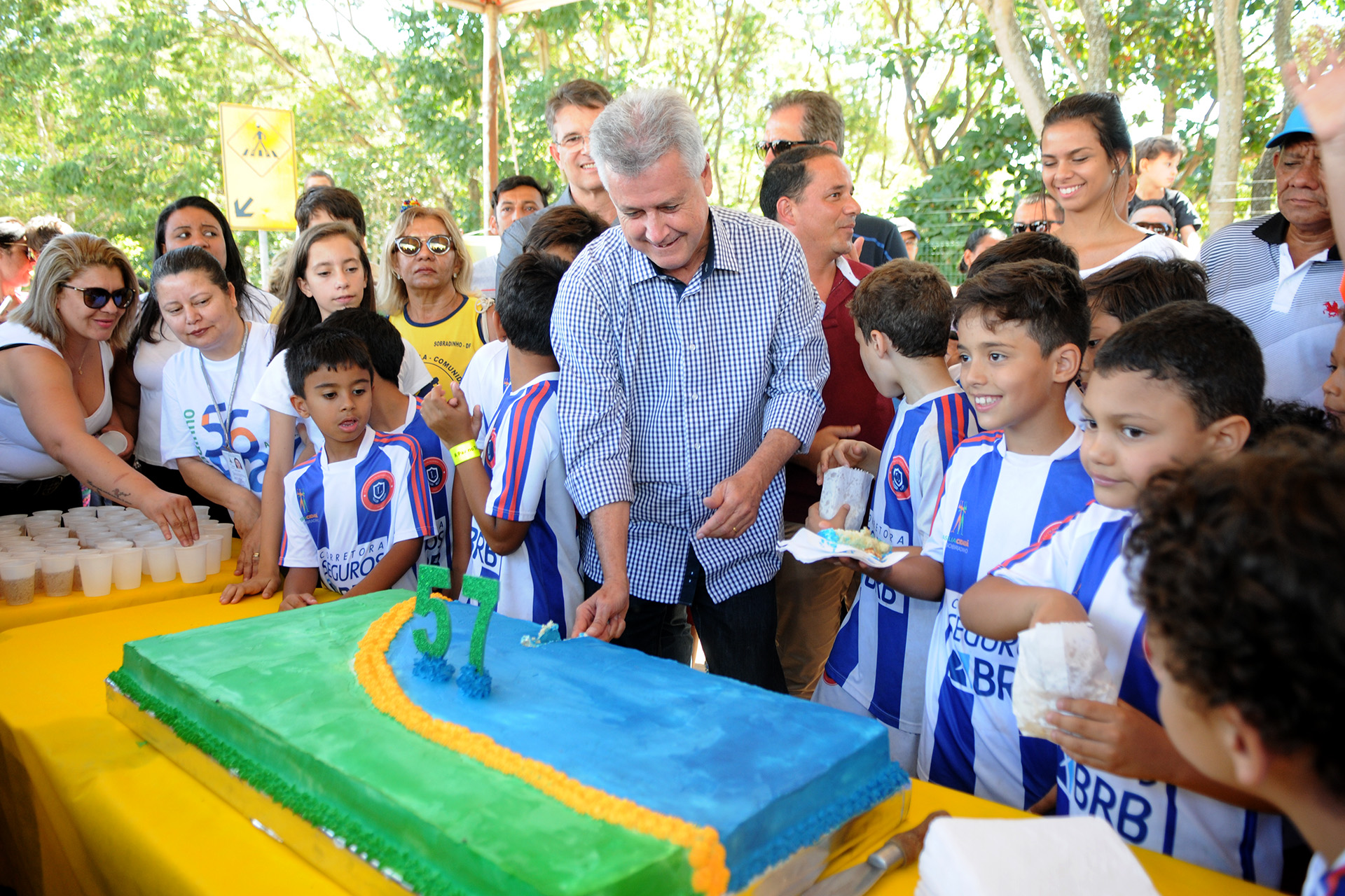 Governador de Brasília, Rodrigo Rollemberg, participou, neste sábado, do corte do bolo, no Parque dos Jequitibás
