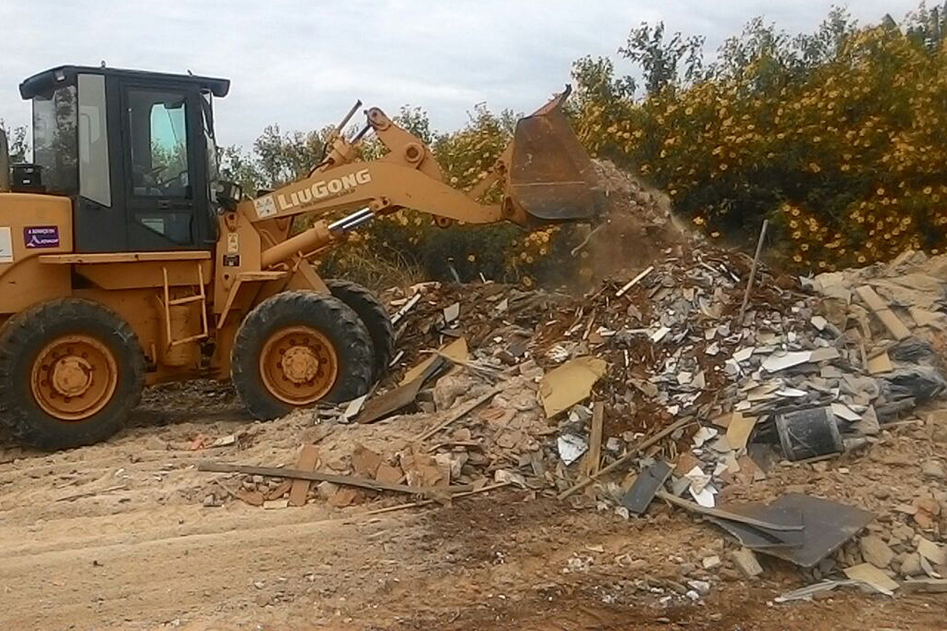 Mais de 150 toneladas de entulho foram retiradas em operação de limpeza no Polo JK. Foto