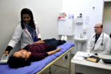 O clínico geral José Fernandes Pontes e a enfermeira Dejane Elis René de Araújo fazem atendimento a paciente na Unidade Básica de Saúde 6, em Ceilândia.