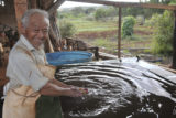 O poço impermeável na propriedade de Kinichi Nakamura, de 80 anos, garante água para manter a produção de batatas.