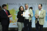 O governador Rodrigo Rollemberg entregou título de honra ao mérito para Graziela Maria Fernandars, primeira servidora do Na Hora.