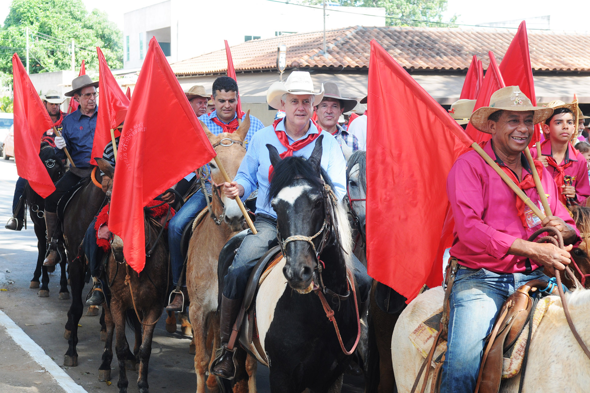 Devoto e frequentador há 15 anos da Folia do Divino, o governador Rodrigo Rollemberg participou da cavalgada rumo à Igreja Matriz.