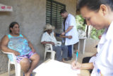 O casal Ivani Pereira e Lázaro Abreu, moradores da zona rural de Brazlândia, recebe visita de equipe de saúde da família.