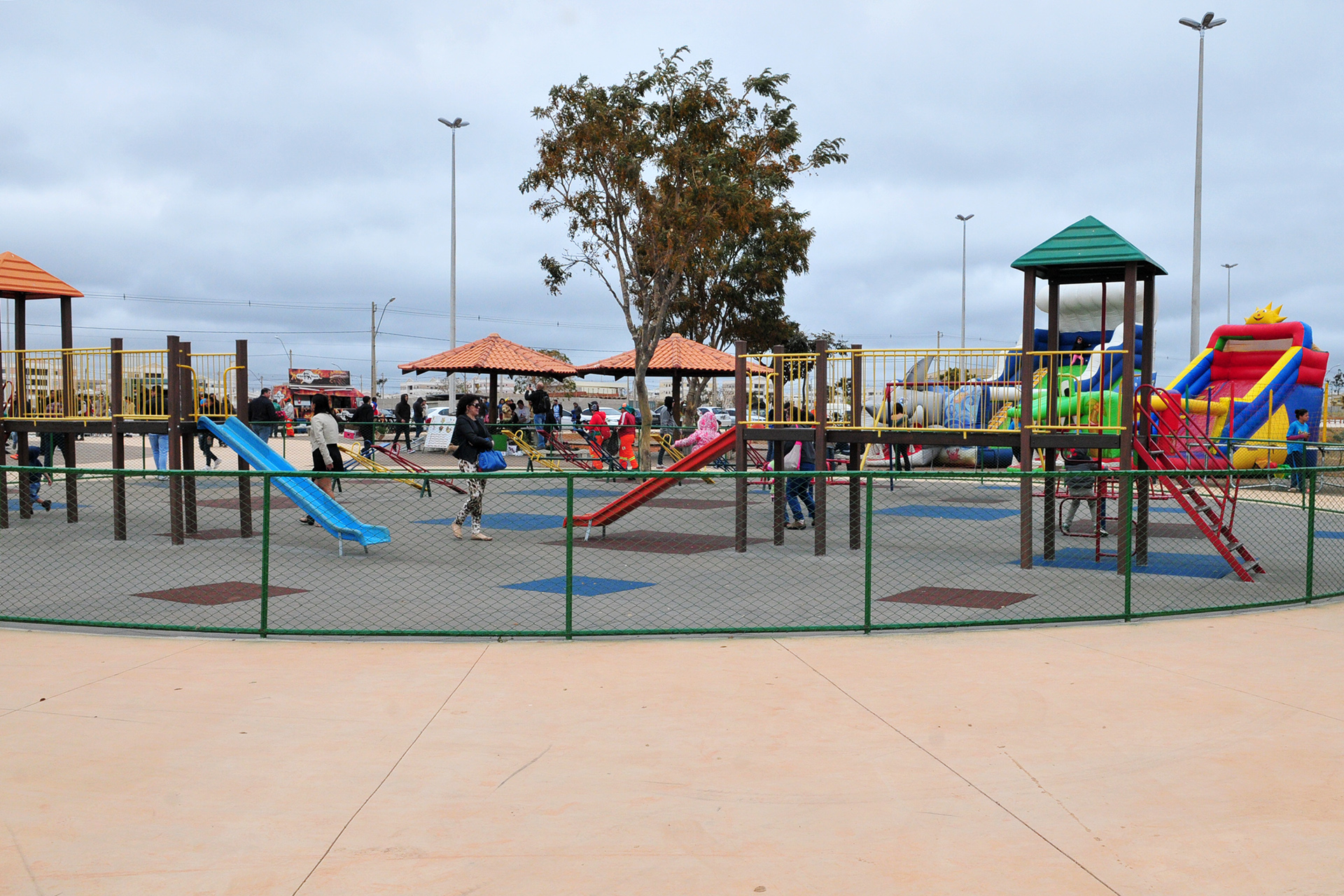 O novo Parque Vivencial e Urbano do Jardim Botânico conta com 24 praças, 12 parques infantis, 6 pontos de encontro comunitários, 2 quadras de esporte e 1 playground