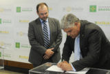 O secretário de Justiça e Cidadania, Arthur Bernardes, e o superintendente dos Correios no Distrito Federal, Rogério Curado, assinaram o acordo de cooperação.