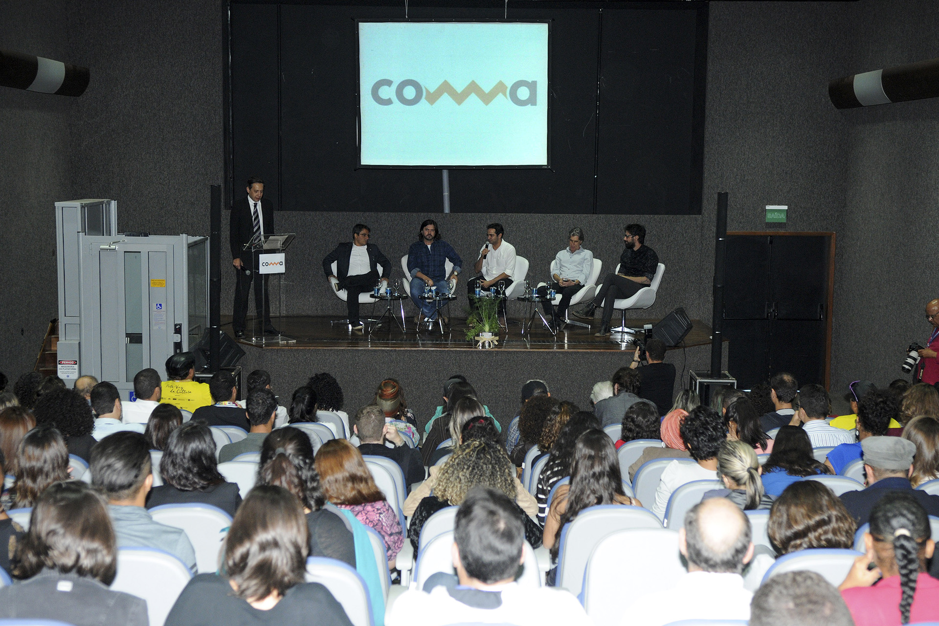 A Convenção de Música e Arte (CoMA) começou na tarde desta sexta-feira (4) com mesa de abertura na sala Buriti, do Centro de Abertura do CoMA ocorreu na tarde desta sexta-feira (4) no Convenções Ulysses Guimarães.