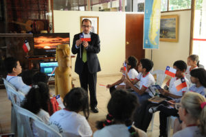 Os alunos da Escola Classe 510 do Recanto das Emas foram recebidos na Embaixada do Chile pelo cônsul Javier Motta .
