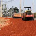 Máquinas voltaram ao trabalho nesta segunda-feira (21) para concluir fase de terraplanagem das obras de construção da ciclovia na Estrada Parque Taguatinga (EPTG).