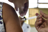 Público na faixa entre 15 e 26 anos pode vacinar-se contra o HPV.