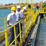 O governador Rollemberg acompanhou os testes de captação da água do Lago Paranoá nesta quinta-feira (14) e visitou a balsa onde ocorre o processo.