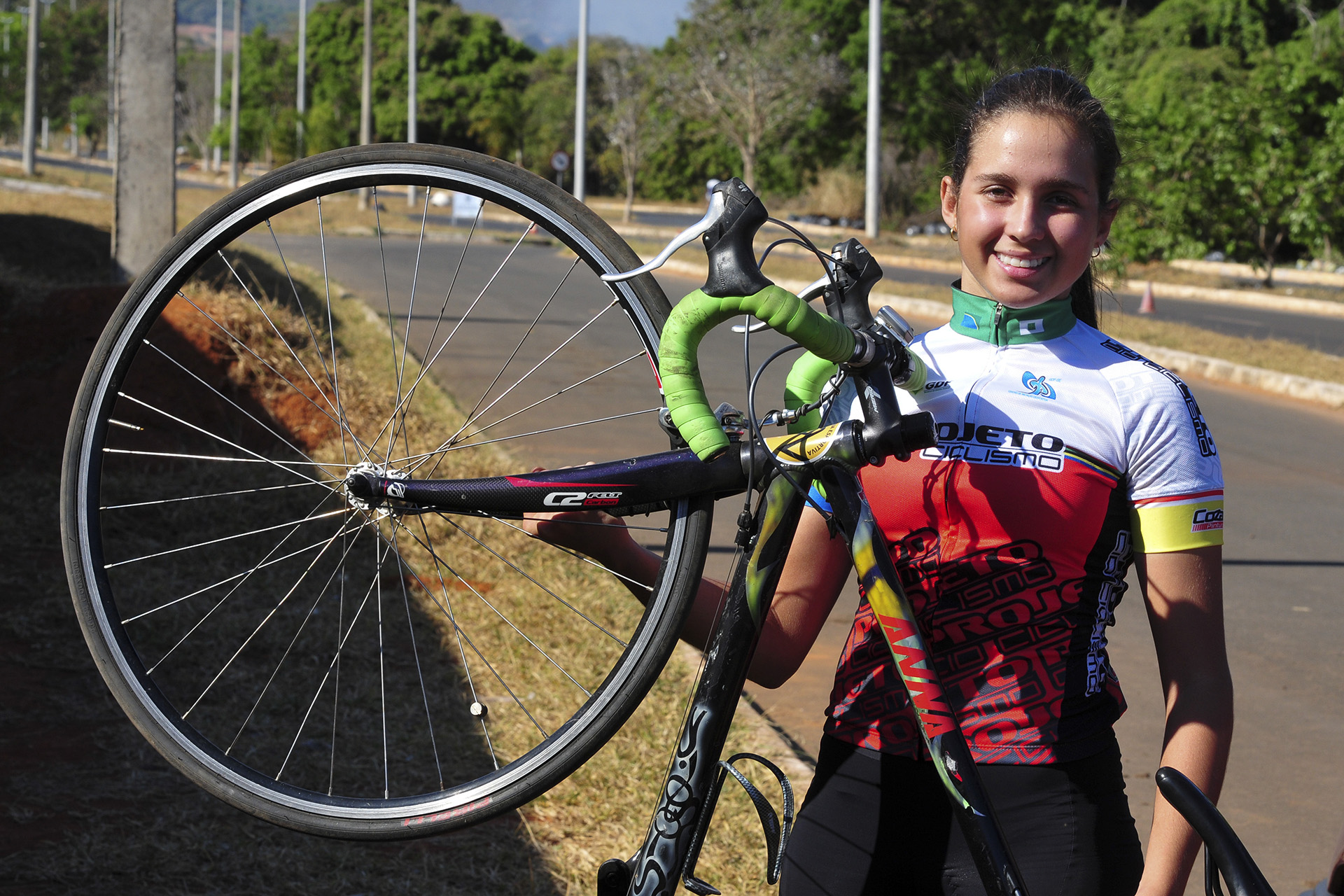 Anna Cabral, de 16 anos, que disputará a etapa de 15 a 17 anos em Brasília. Há apenas um ano se dedicando à modalidade, a estudante aprendeu tudo — da teoria à troca de peças da bicicleta — no Centro de Iniciação Desportiva (CID).
