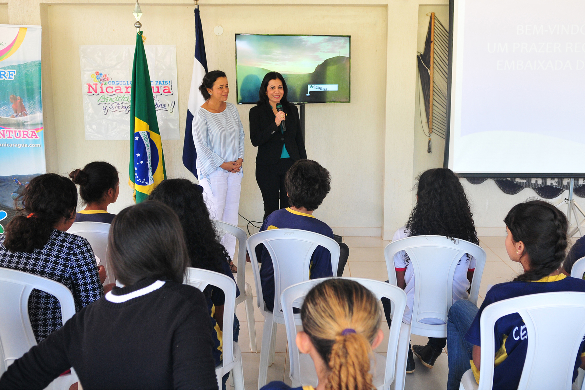 A colaboradora do governo de Brasília, Márcia Rollemberg, e a  embaixadora da Nicarágua no Brasil, Lorena Martínez.