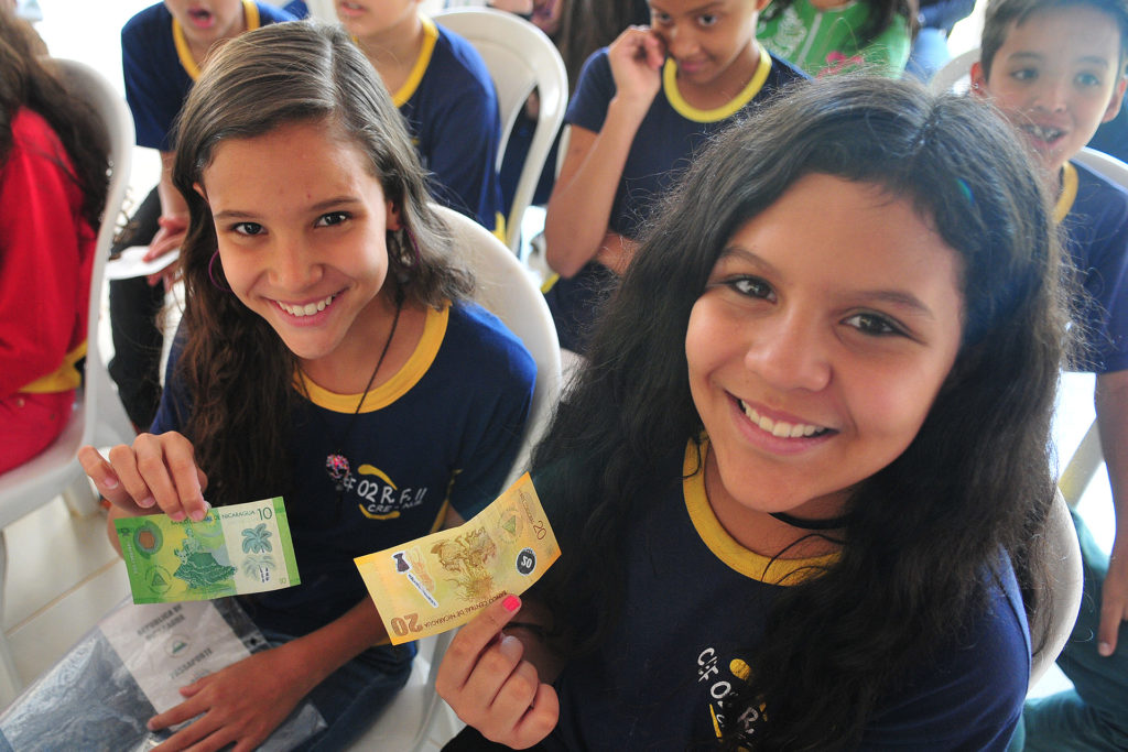 As amigas Brunna Eduarda da Costa Furtado e Amanda Cristina Silva Carvalho, ambas de 11 anos e estudantes do 6º ano.