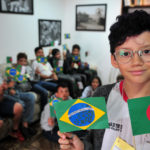 Miguel Lopes, de 10 anos, estava ansioso pela visita à Embaixada da Argélia.