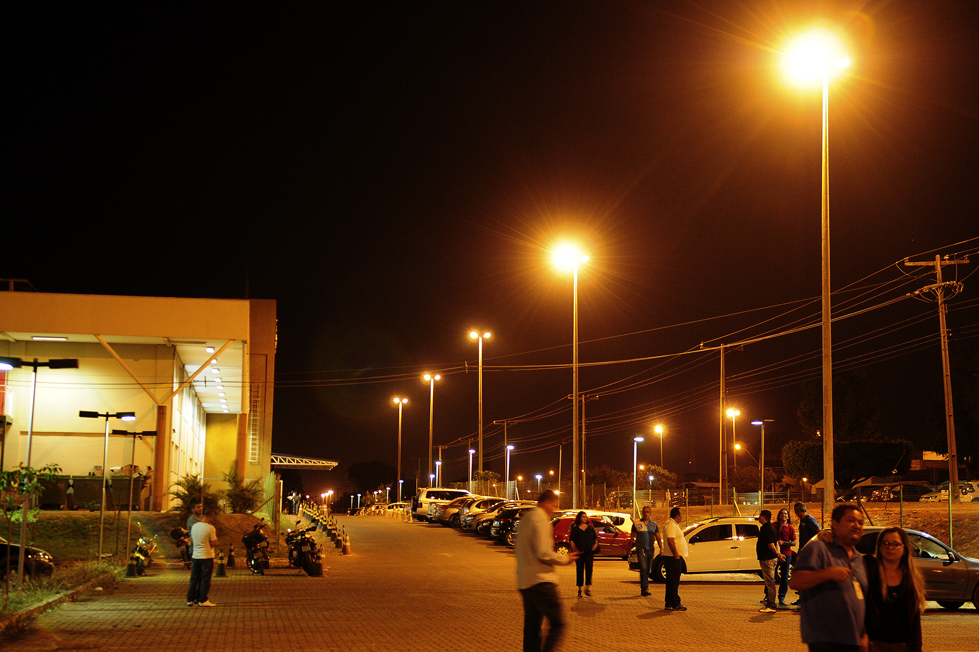 Iluminação pública no espaço externo do campus de Taguatinga do Instituto Federal de Brasília (IFB)