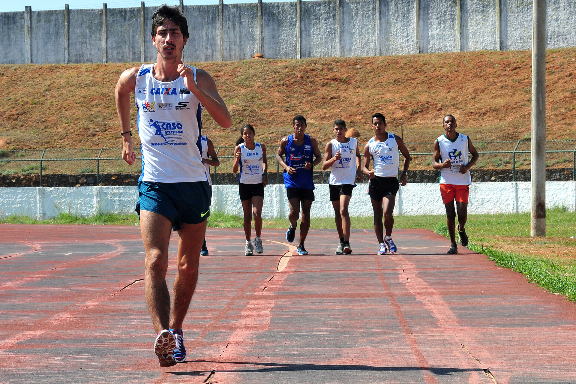 Entre eles, o medalhista olímpico Caio Bonfim treina a marcha atlética com jovens e quer incentivar oportunidades nos esportes.