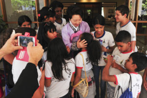 A embaixatriz, Jong Ran Park, recebeu os alunos da Escola 803 do Recanto das Emas na Embaixada da Coreia do Sul.