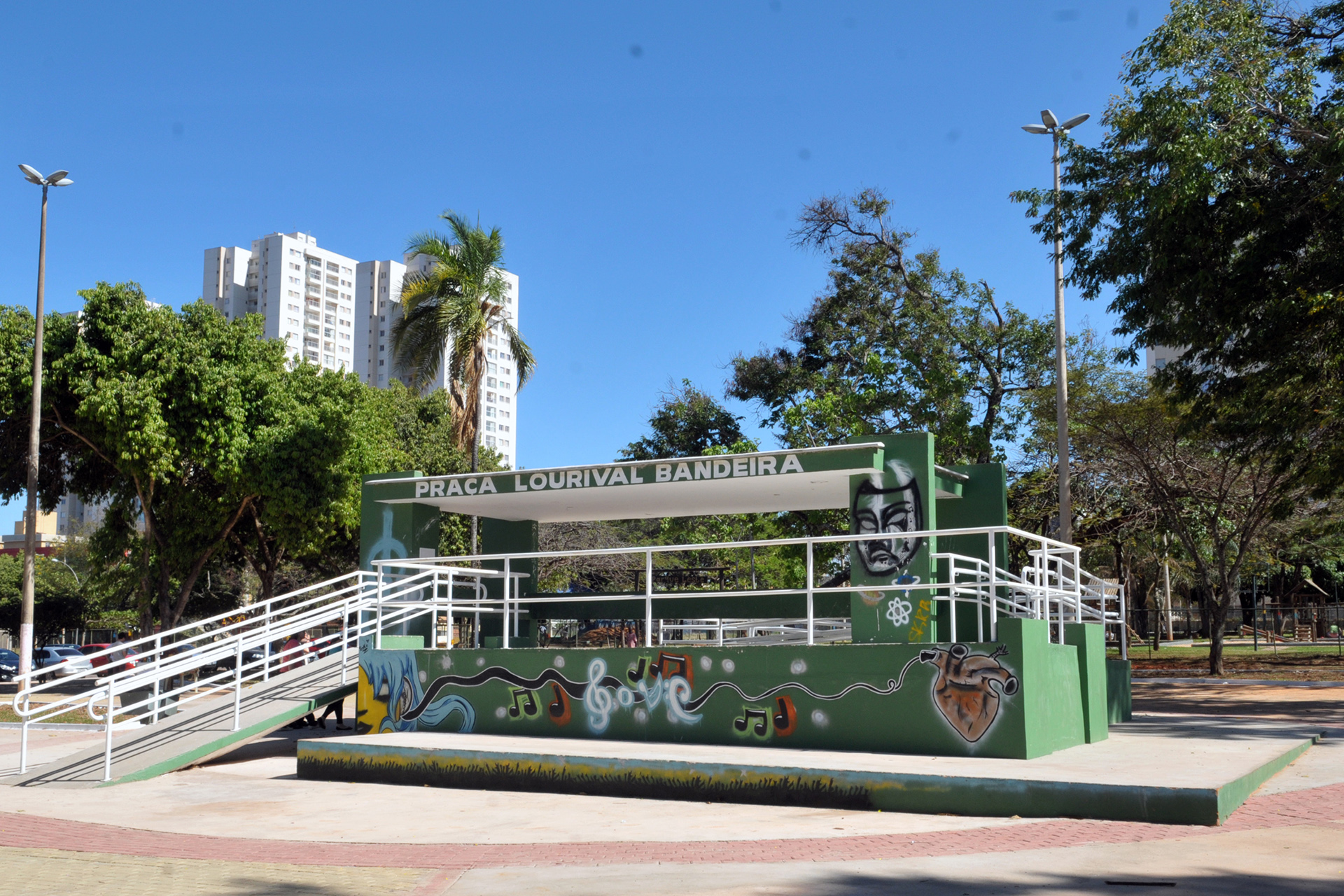 O governador Rodrigo Rollemberg reinaugurou a Praça Lourival Bandeira, no Setor Leste do Gama. Os serviços incluíram reforma do coreto, rampas de acessibilidade e melhoria no calçamento