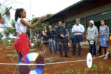 A aluna do nono ano Ana Heloísa Soares Cardoso, de 14 anos, apresentou a horta onde são plantados coentro, alface e rúcula, que servirão em breve de incremento na merenda.