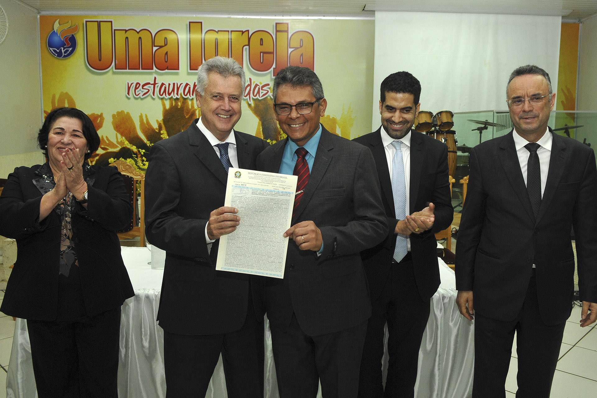 O pastor José Pereira dos Santos, da Igreja Evangélica Assembleia de Deus Ministério das Américas, recebeu a escritura das mãos do governador Rollemberg.