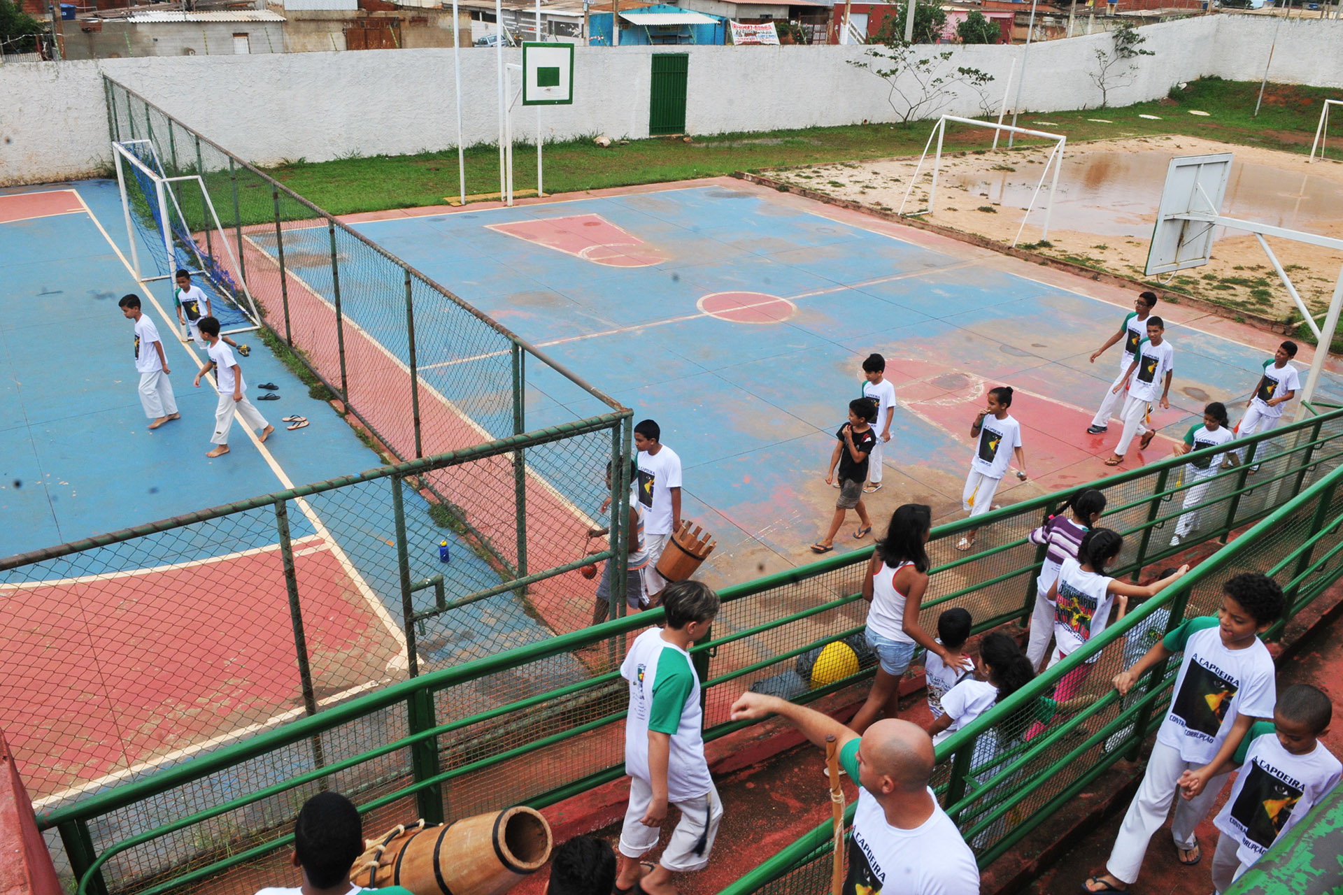 Cerca de 800 alunos do Centro de Ensino Fundamental 32, na Entrequadra 500/700, no Pôr do Sol, em Ceilândia, serão beneficiadas com a construção da cobertura da quadra de esportes.