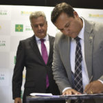 O diretor-presidente da FAP-DF, Tiago Coelho, assina os editais acompanhado do governador Rollemberg. Foto: Andre Borges/Agência Brasília