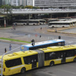 Um ônibus articulado e um outro ônibus na Rodoviária do Plano Piloto
